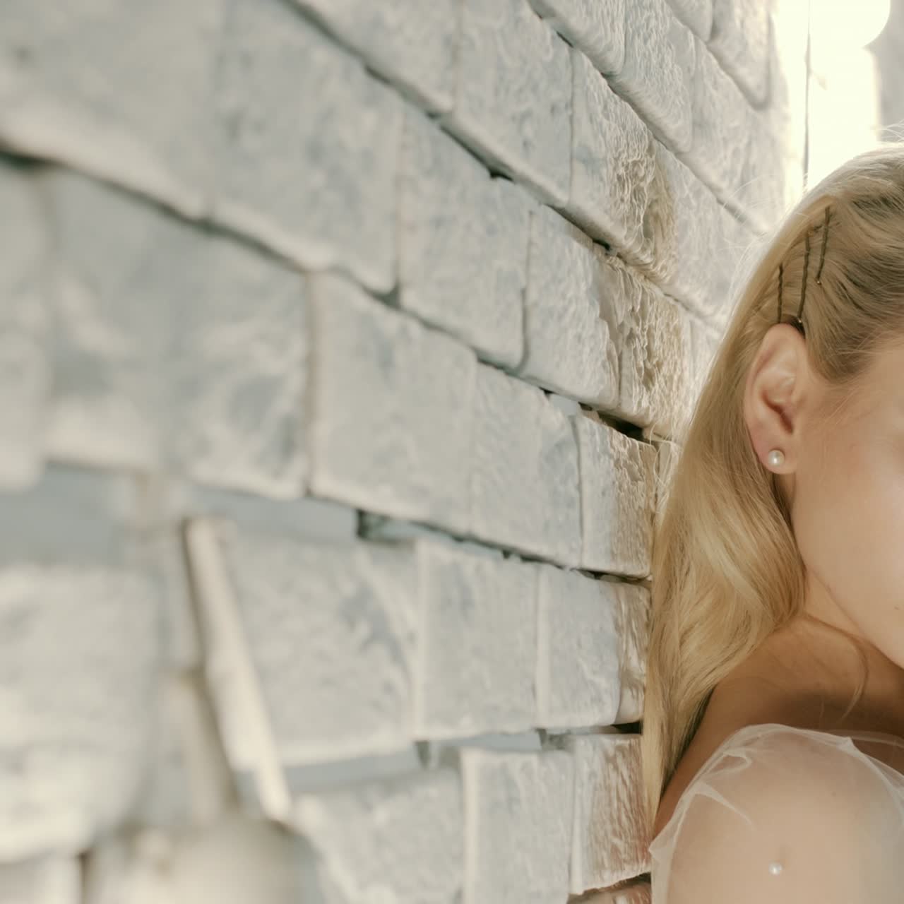 joven mujer atractiva posa para la cámara