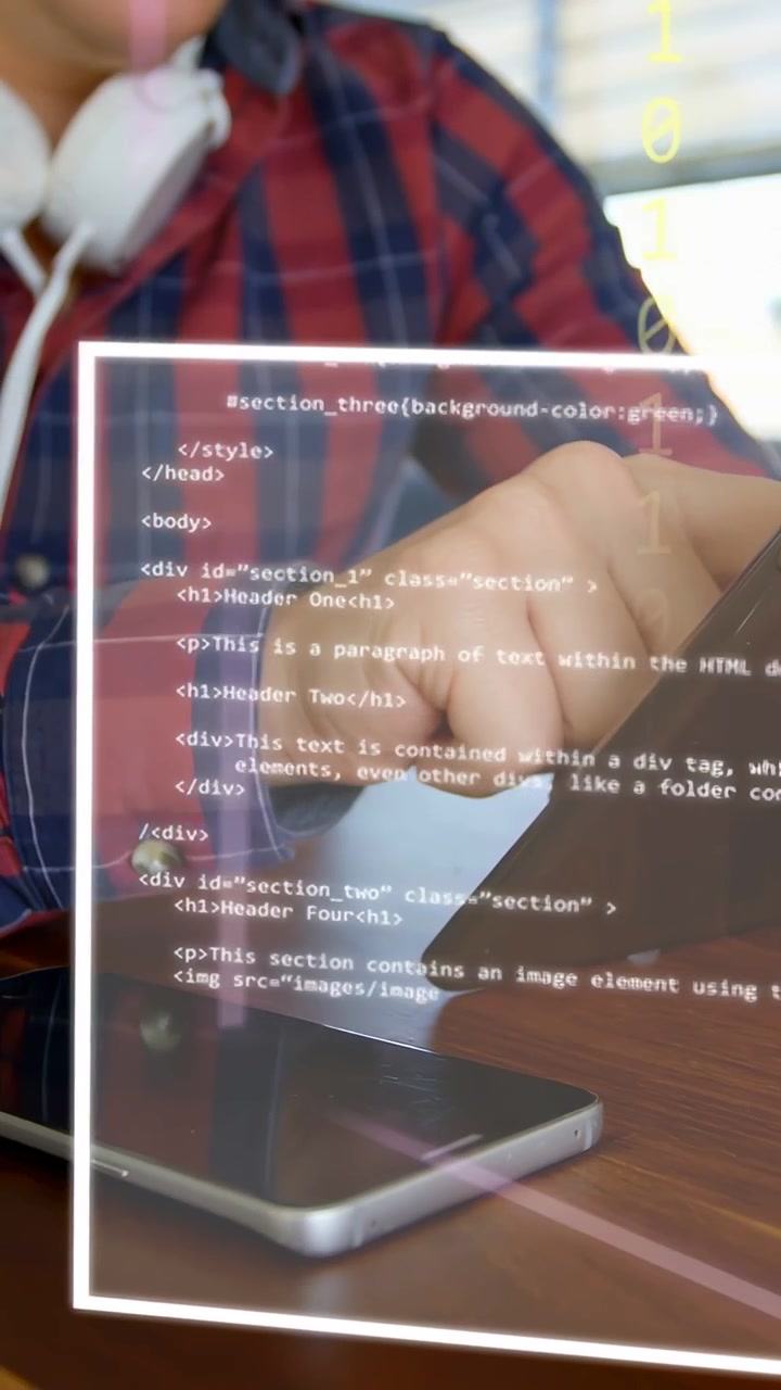 Video vertical: Hombre tocando una tableta, iniciando paneles HUD sincronizando gestos, revisando código tecnológico, teléfono.