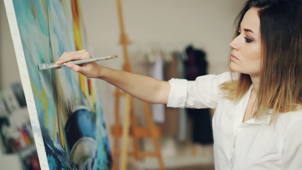 mujer pintando en un estudio de arte