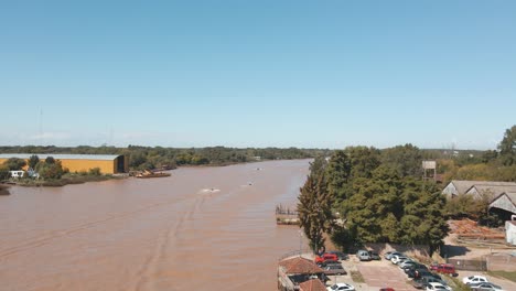 Río-Luján-Con-Agua-Marrón-Fangosa-Durante-El-Día-En-Buenos-Aires,-Argentina