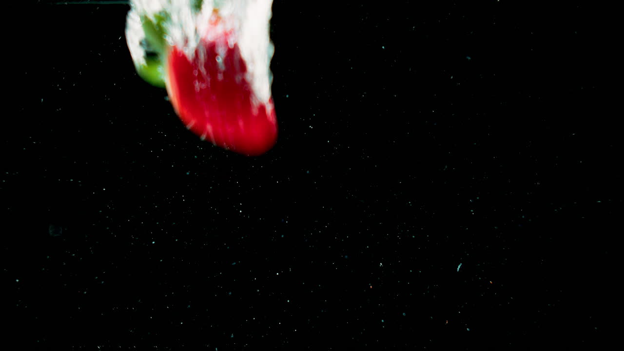 물 속 에 어지는 딸기