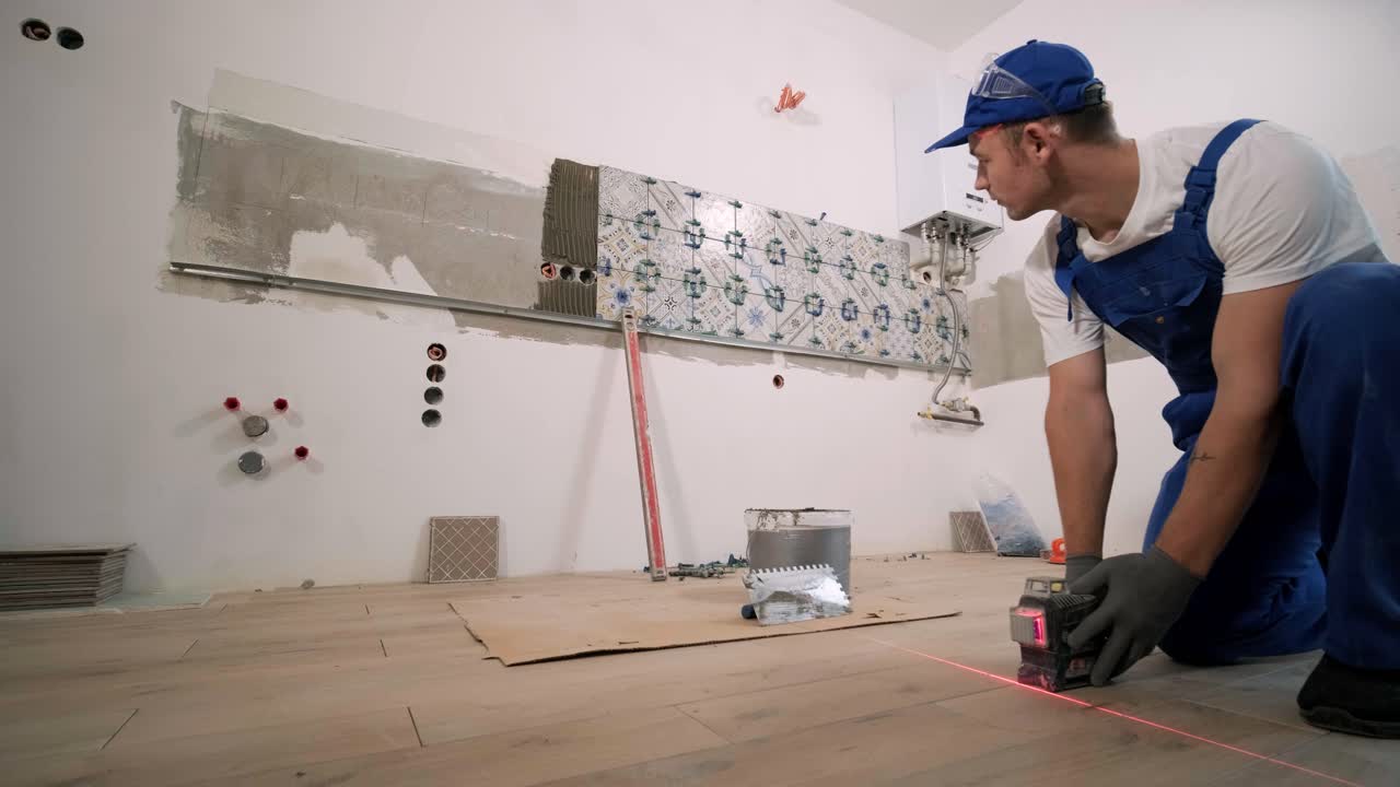 construcción, renovación, reparación de apartamentos. instalación de azulejos de cerámica para el suelo - medición y corte de las piezas. cortes de azulejas. corte de azulajes
