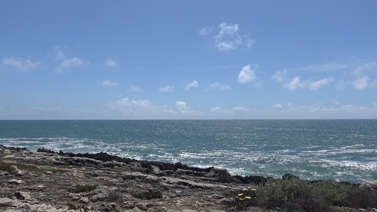 깨끗한 바다와 바위가 많은 해안