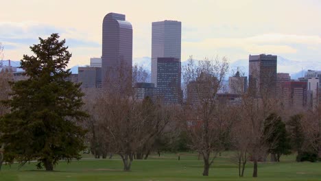 Die-Skyline-Von-Denver-Colorado-In-Schönem-Licht-Mit-Vorbeifahrenden-Bikern-Und-Joggern-1