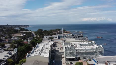 Amplia-Toma-Aérea-Ascendente-Del-Mundialmente-Famoso-Acuario-De-La-Bahía-De-Monterey-En-El-Barrio-De-Cannery-Row-De-Monterey,-California