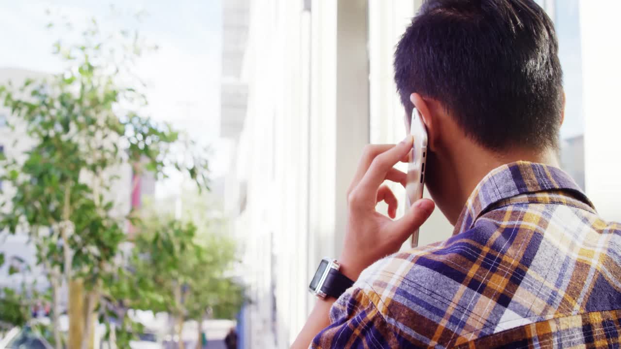 전화 하는 남자 의 뒤쪽 모습