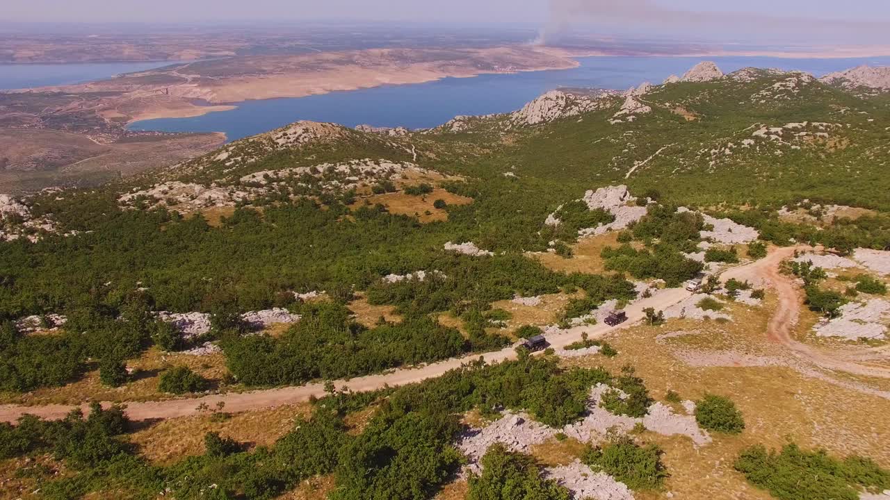 자동차는 자갈길을 통과