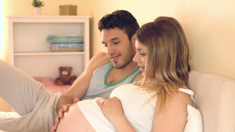 una pareja enamorada acostada en la cama.