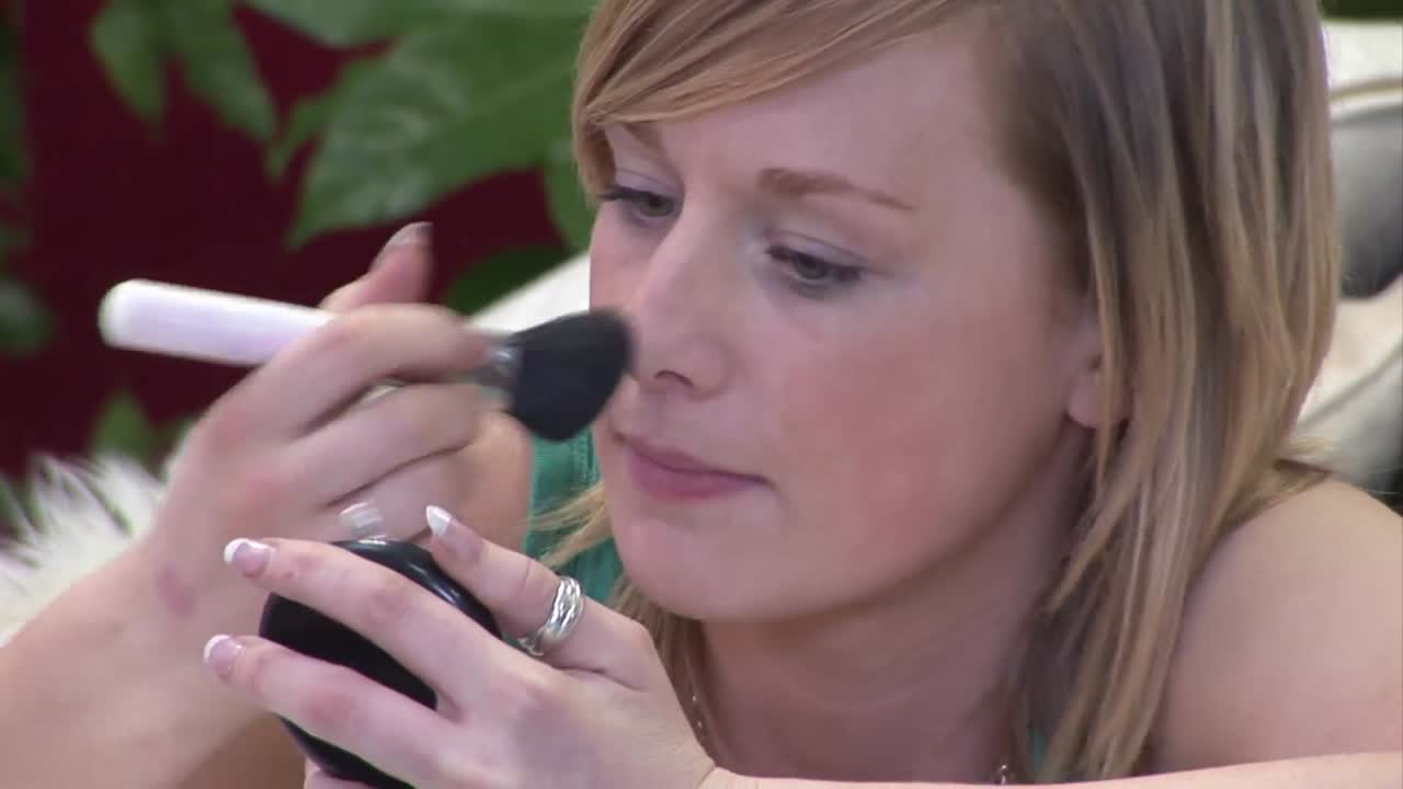 mujer maquillándose