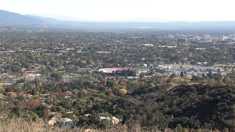 Toma-Aérea-De-Pasadena-Con-Estadio-Deportivo,-Estados-Unidos