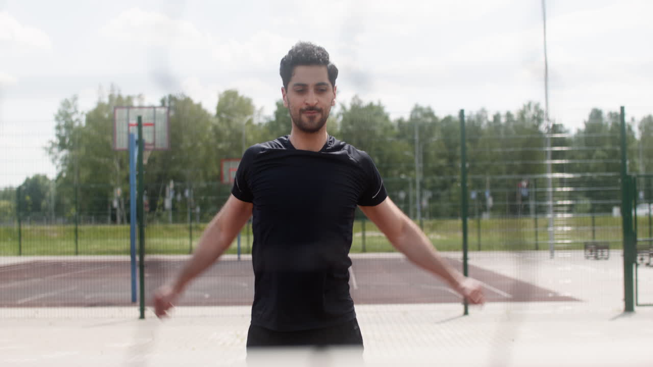 vista frontal del hombre moreno calentando