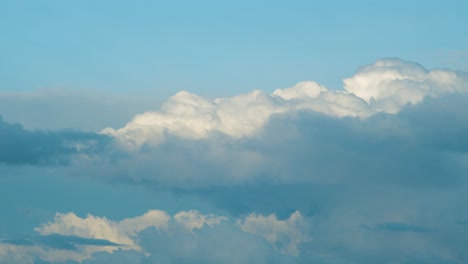 Regenwolken-Cumulus-Stratocumulus-Zeitraffer-über-Landschaftsfelder