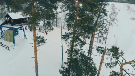 Skigebiet-Mit-Schlepplift-Und-Aussicht-Auf-Die-Berge