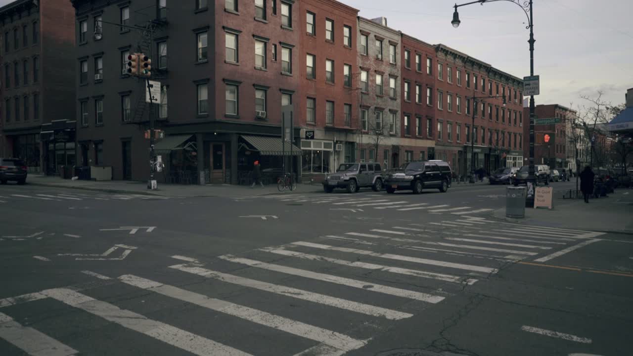 그린포인트 브루클린 뉴욕의 신호등에서 자동차 정류장