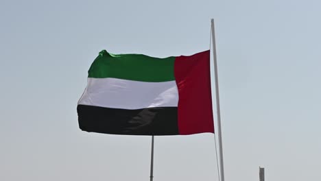 Die-Flagge-Der-Vereinigten-Arabischen-Emirate-Weht-Auf-Halbmast