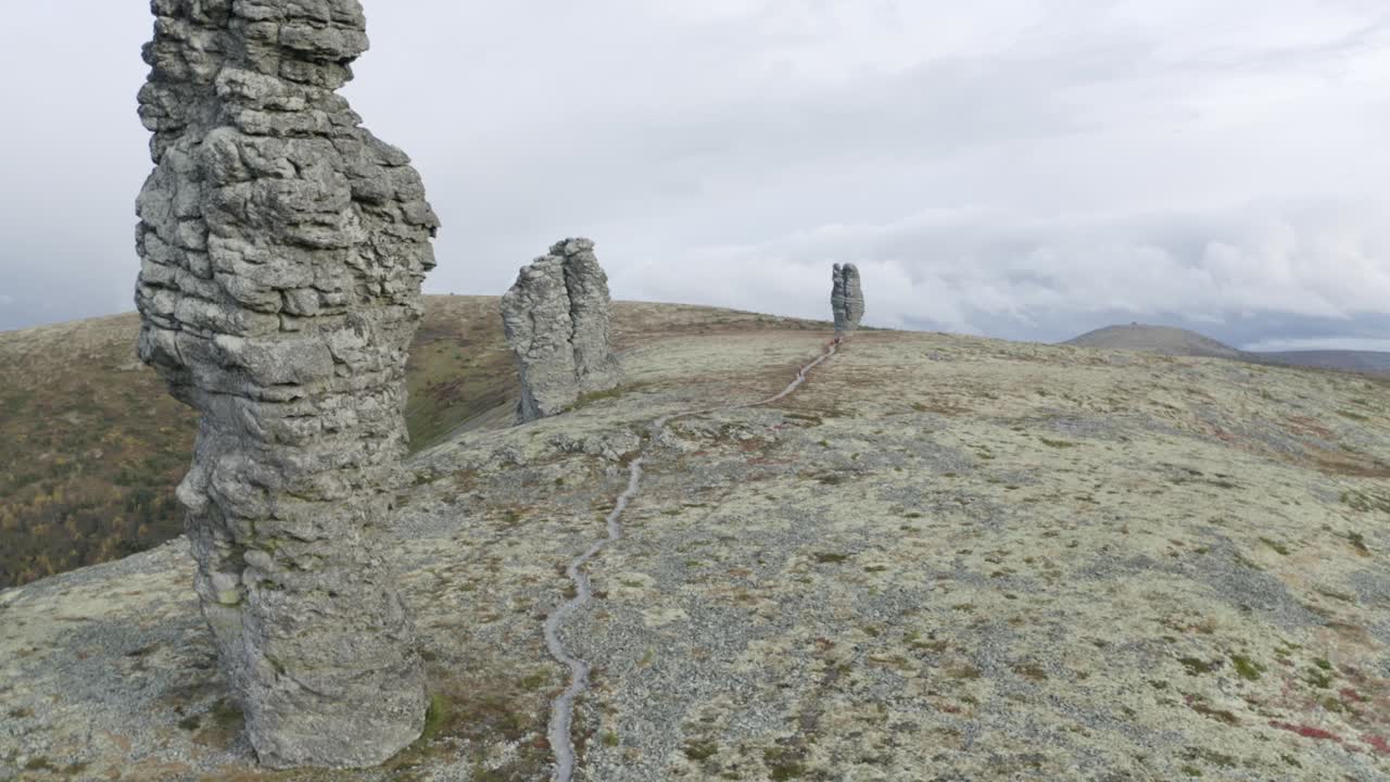pilares de piedra en una meseta montañosa