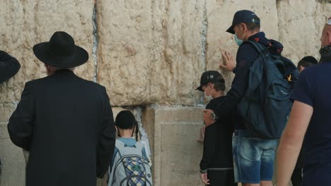 Judío-Religioso-Y-Hombre-Secular-Rezan-En-El-Muro-Occidental-De-Los-Lamentos-Jerusalén-En-Notas-De-Israel