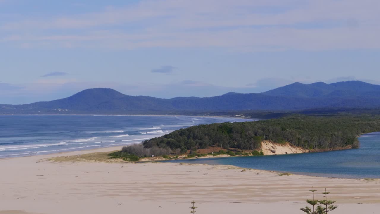 playa tranquila y pacífica en port macquarie - playa vacía durante la pandemia de coronavirus - sydney, nsw, australia