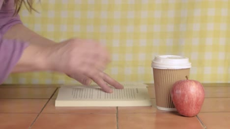 mujer leyendo un libro con café