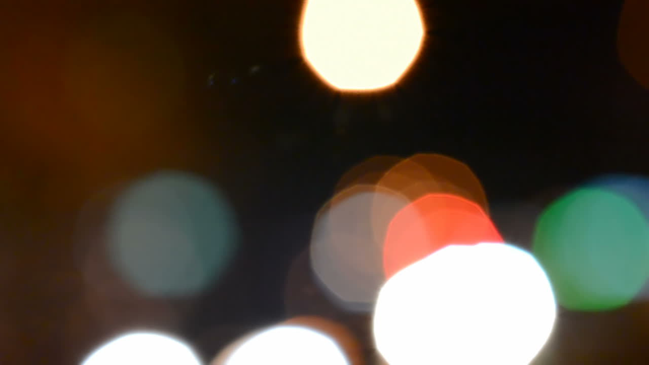 Traffico nel cuore della notte. Luci rotonde notturne in città.