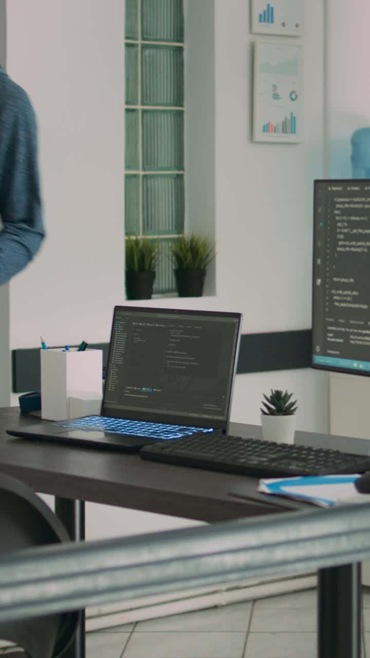 Vertical video: Asian script programer working with database information