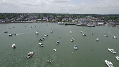 Vista-Aérea-Sobre-Barcos-Amarrados-Hacia-La-Ciudad-De-Plymouth,-Día-Soleado-En-Estados-Unidos