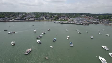 vista aérea sobre barcos amarrados hacia la ciudad de plymouth, día soleado en estados unidos