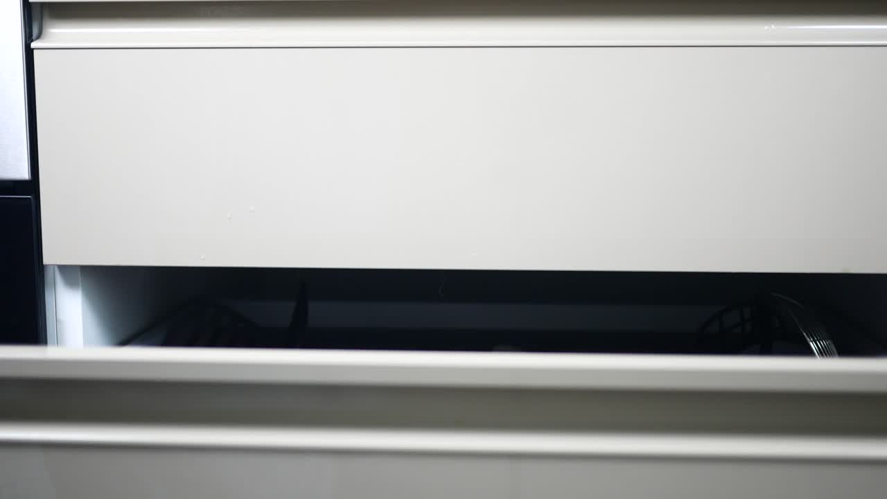 persona que abre un cajón de metal beige claro