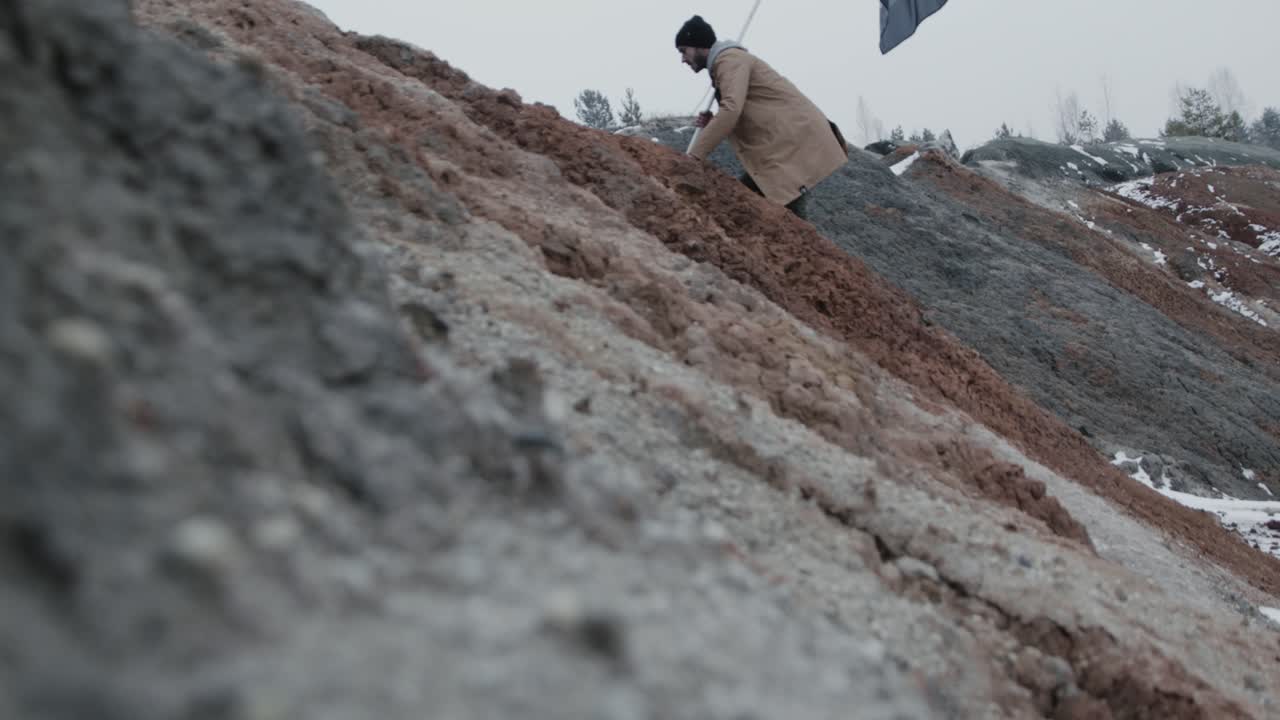 persona escalando una colina multicolor en invierno