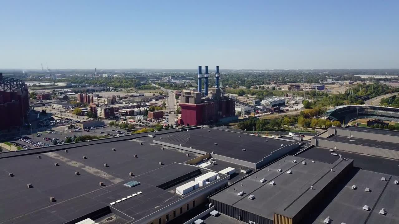 인디애나폴리스에 있는 3개의 굴 ⁇ 이 있는 큰 공장 공장을 향한 공중 도리