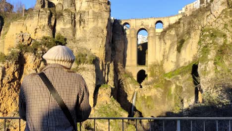 Tiro-Giratorio-Alrededor-De-Un-Turista-Admirando-Los-Arcos-En-Ronda,-España