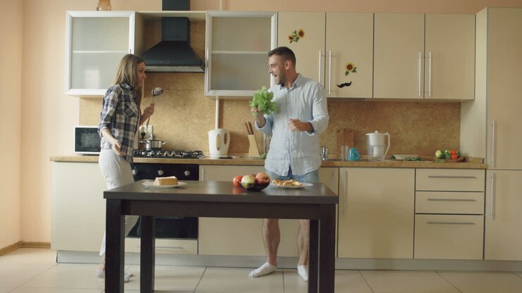 Coppia che balla in cucina