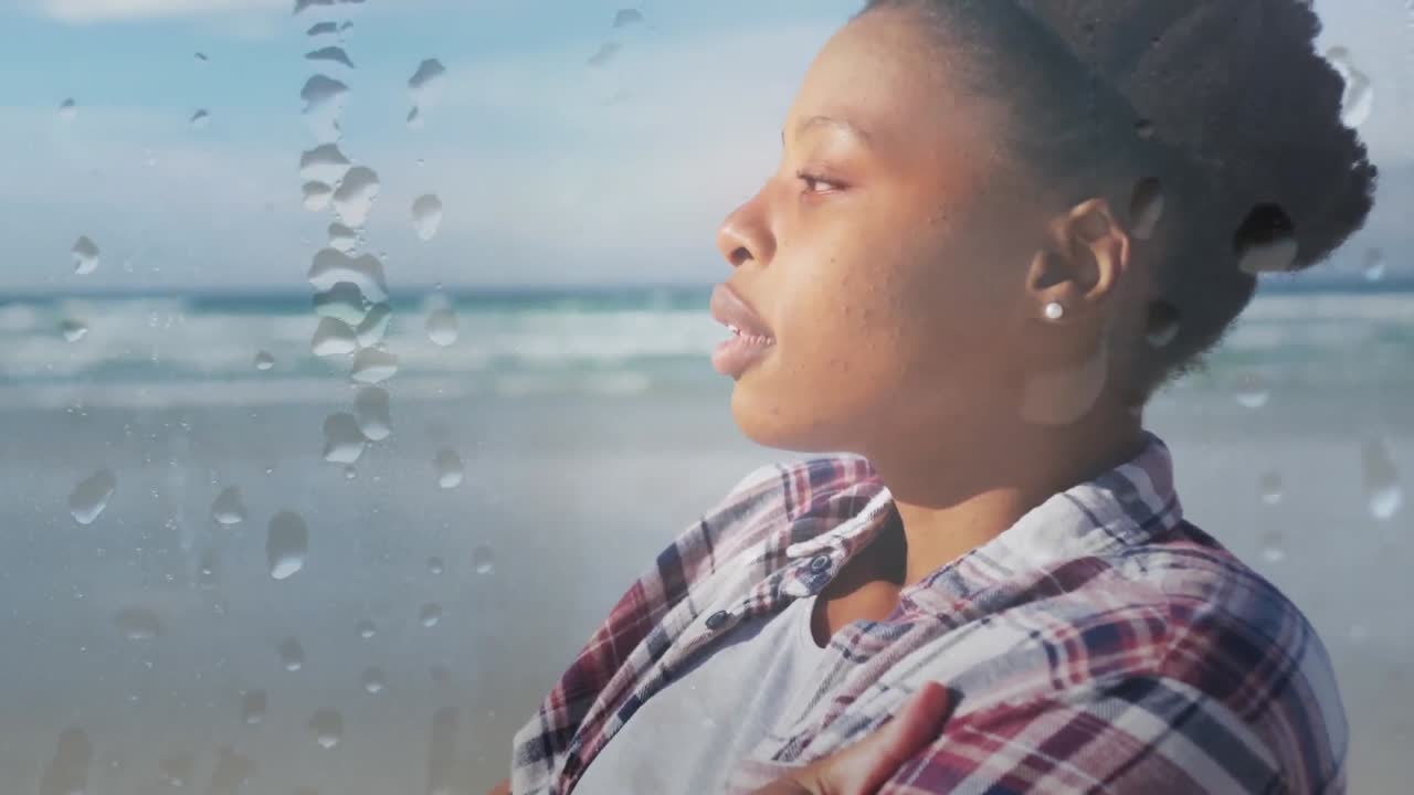 animación de una mujer afroamericana relajándose en la playa sobre gotas