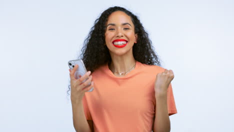 Ganador,-Teléfono-Y-Mujer-Negra-Aislada-En-Un-Blanco