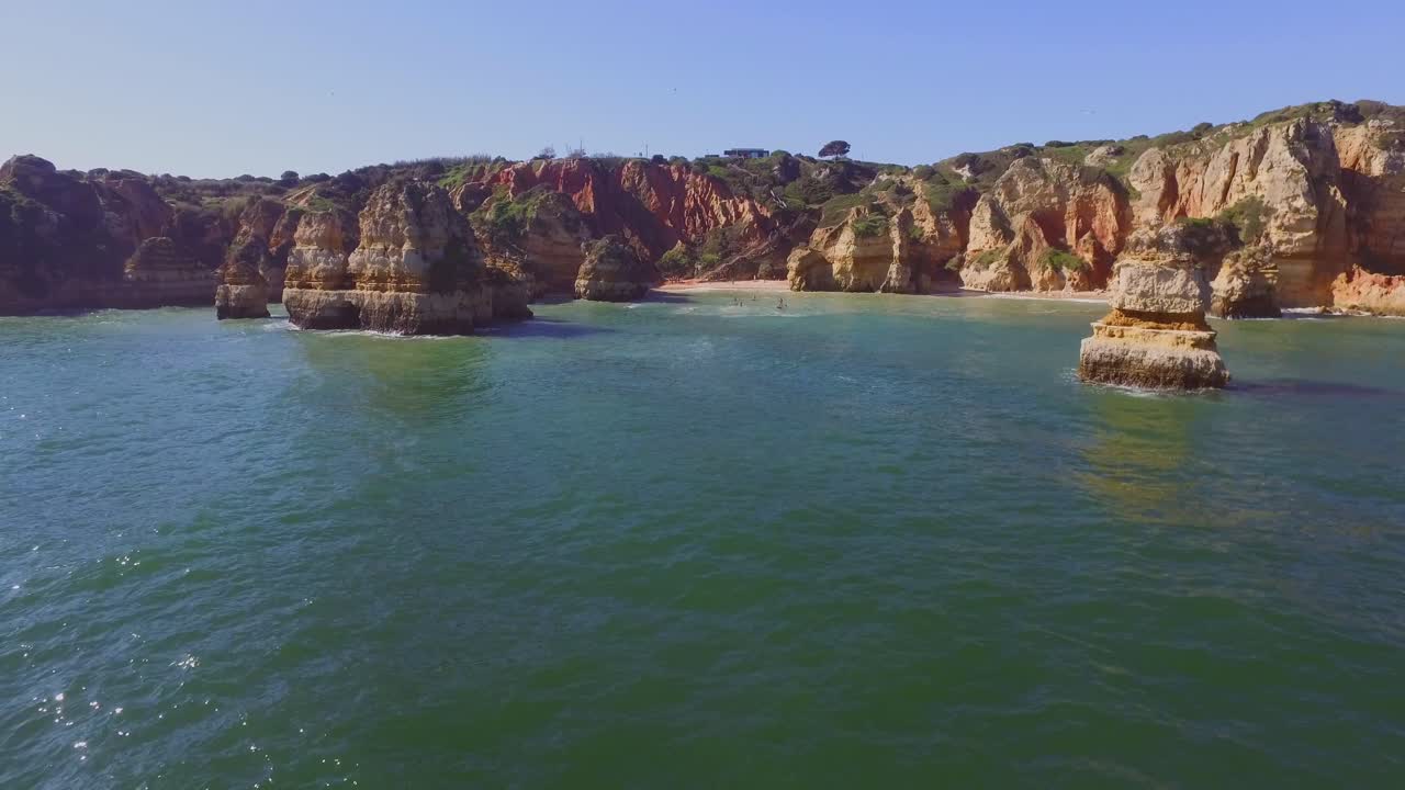 Los famosos acantilados y cuevas del Farol da Ponta da Piedade en Lagos, Portugal.