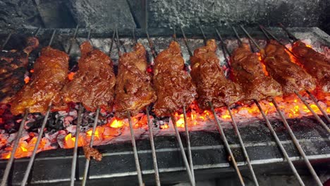pinzas de carne a la parrilla en una barbacoa
