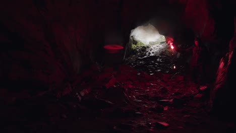 aventura en las cuevas con llamarada roja
