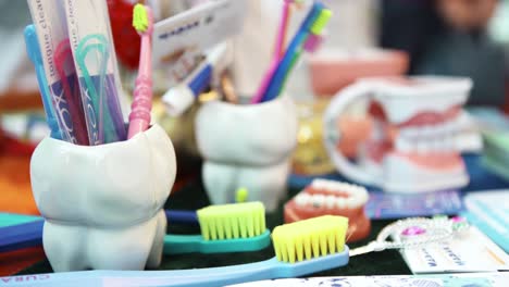 stand de exposición dental con cepillos de dientes, pasta de dientes y modelos de dientes