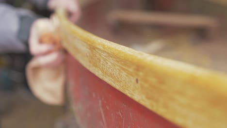 limpiando la borda del barco con diluyentes de pintura en un paño