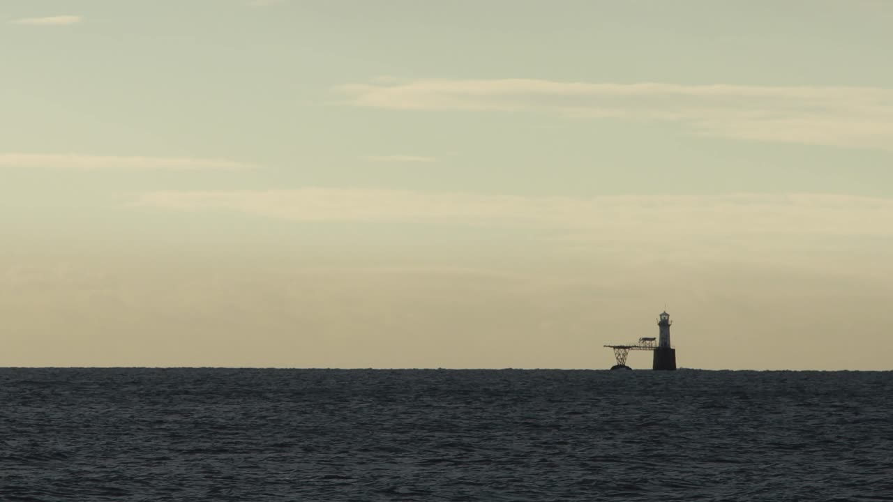 거짓 만에 새벽에 등대