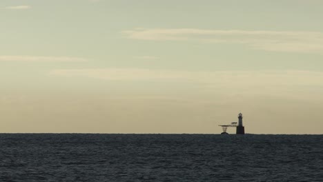 Faro-Al-Amanecer-En-Bahía-Falsa