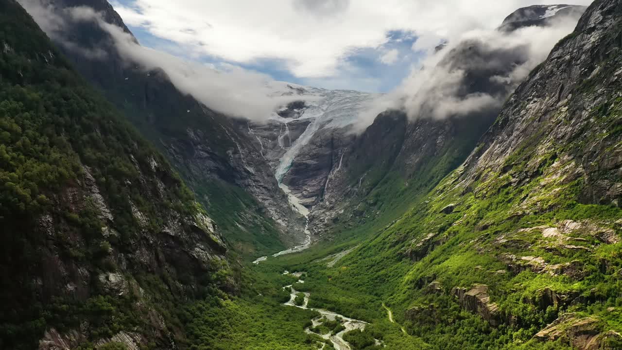la hermosa naturaleza noruega del glaciar kjenndalsbreen.