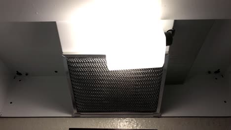 ventilación de la estufa de la cocina con luz encendida