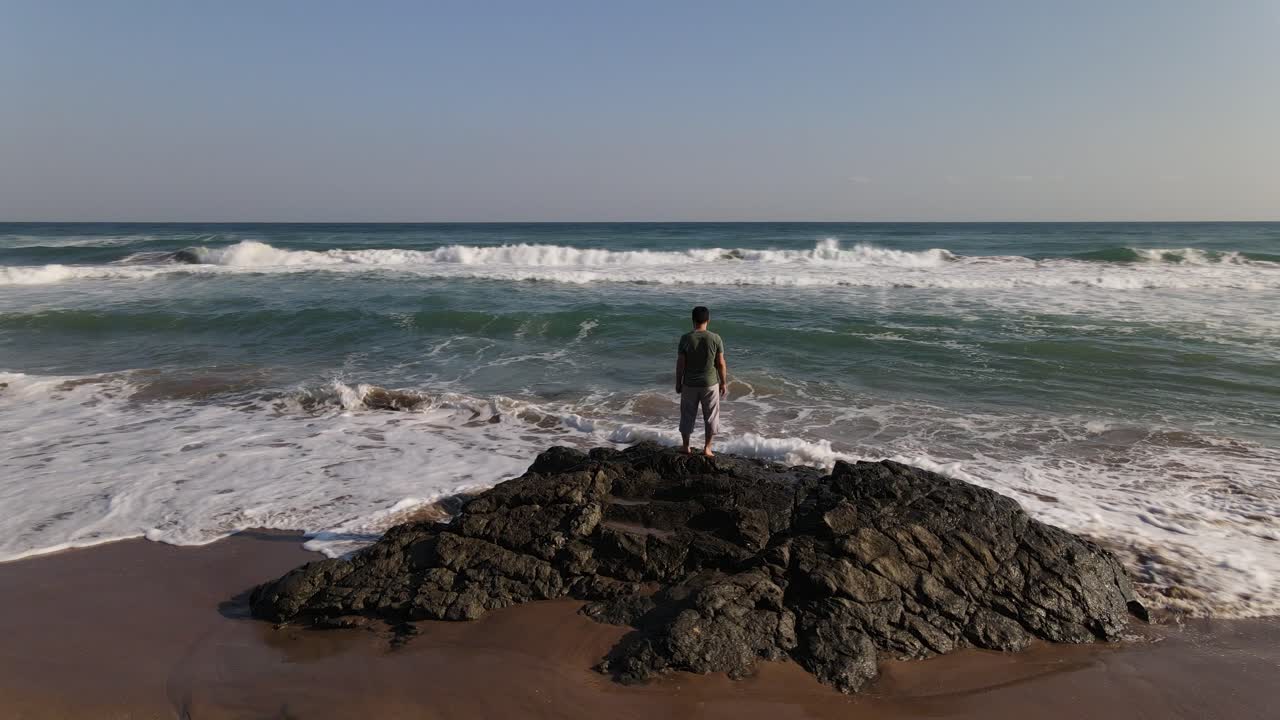 바위 조감도에서 파도를 보고