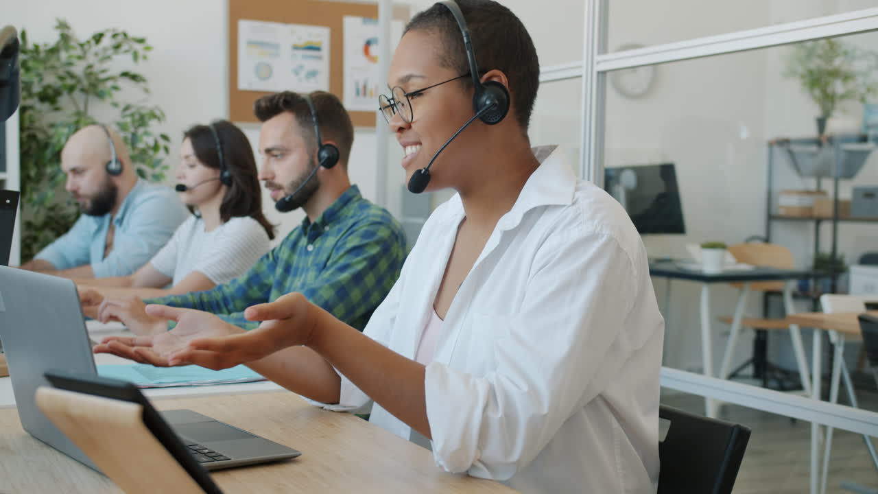 equipo de servicio al cliente en acción