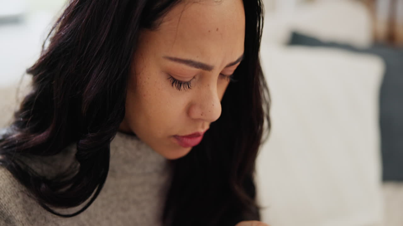 우울증, 슬프고 집에 그림이 있는 여자