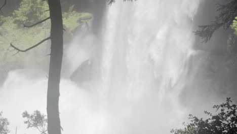 el rastro de la niebla de yosemite es una cascada de primer plano estática