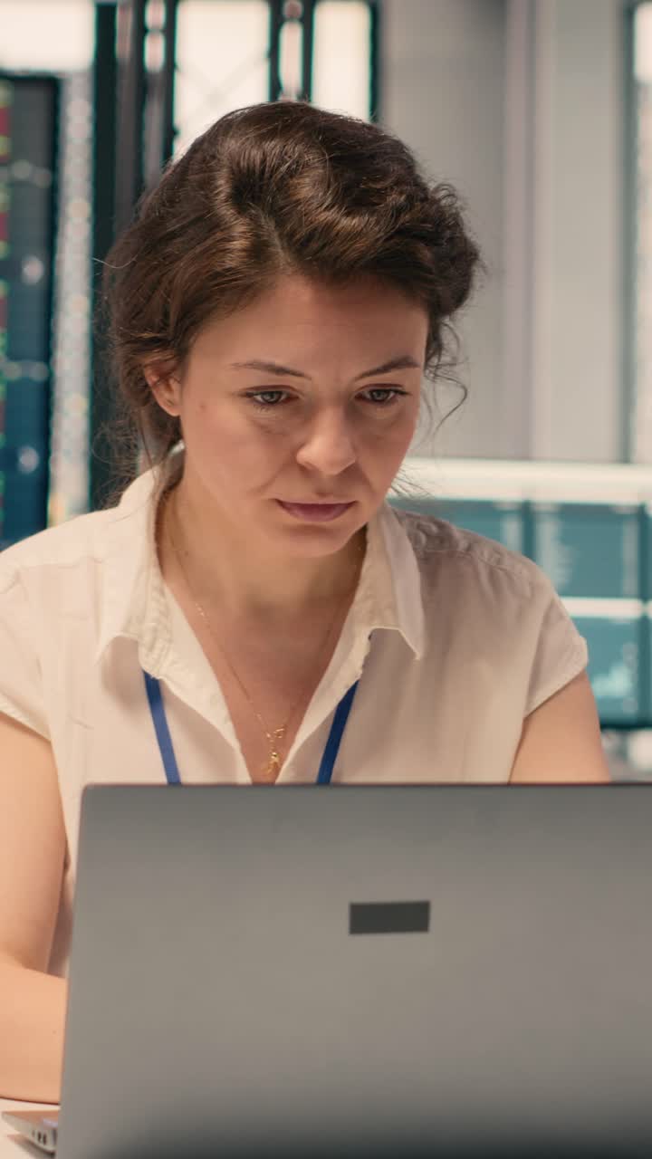Vertikal video. Professionel kvinde, kontorbord, arbejder med bærbar computer, gennemgår forretningsdata