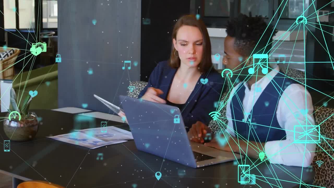 animación de globos de iconos sobre diversos hombres de negocios y mujeres de negocios discutiendo en la oficina