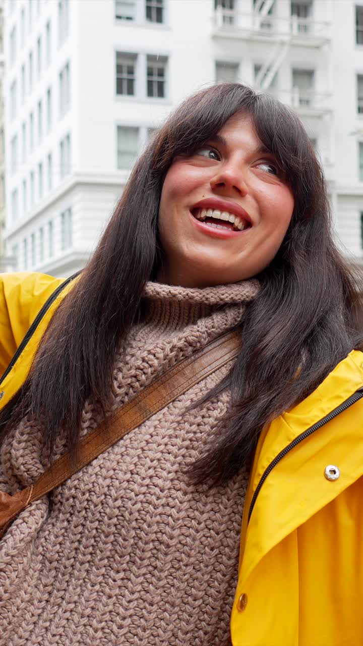 Giovane donna felice e sorridente in funivia in città